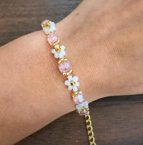 Merangkai Daisy Bracelet: Ketenangan yang Terselip di Ujung Benang